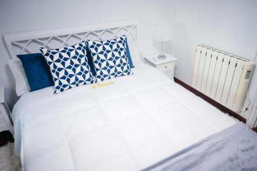 A bed or beds in a room at Casa A Boleriña
