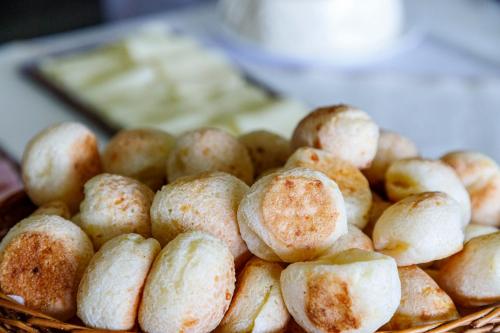 オウロ・プレットにあるGrande Hotel de Ouro Preto - 80 ANOSのかごに巻きパン