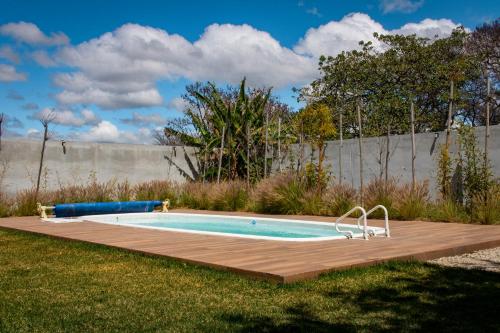 una piscina con una terraza de madera alrededor en Hotel Nak'An Secreto Maya, en Comitán de Domínguez