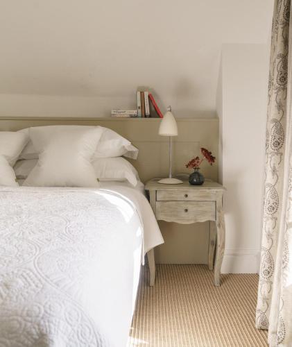 Katil atau katil-katil dalam bilik di Penally Abbey Country House Hotel and Restaurant