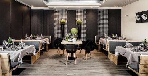 a restaurant with tables and chairs in a room at Josef Mountain Resort in Avelengo