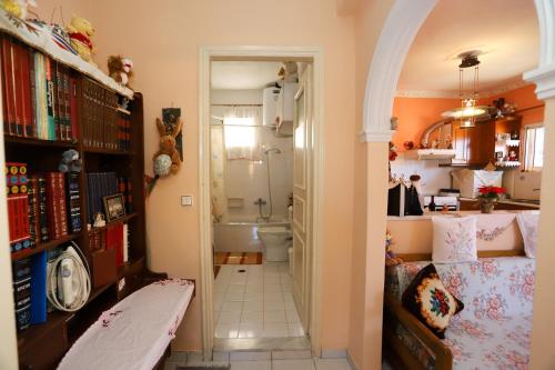 Cette chambre dispose d'un couloir, d'une salle de bains et d'une chambre. dans l'établissement Alexis & Loula Village House, à Arkadádes