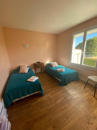 1 Schlafzimmer mit 2 Betten und einem Fenster in der Unterkunft MON DADA in Granville