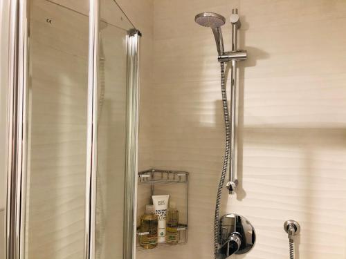 A bathroom at *CENTRAL LAKESIDE APT*Swimming Pool & Free Parking