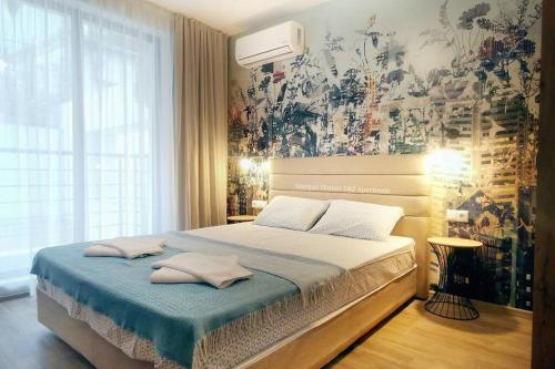 1 dormitorio con 1 cama grande con manta azul en Sozopol Homes Z&Z apartments en Sozopol