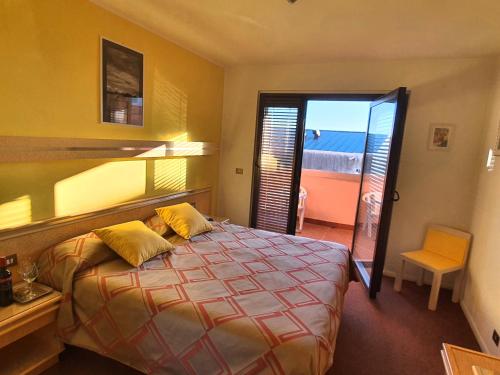 Giường trong phòng chung tại Hotel Antares