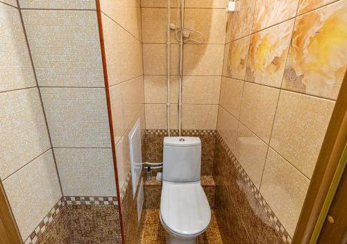 un piccolo bagno con servizi igienici e doccia di Apartment v novom dome on Kremenchugskaya 13 a San Pietroburgo