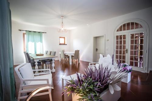 salon z białymi krzesłami i stołem w obiekcie Residenza Paradisea w Arezzo