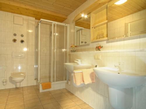 een badkamer met een wastafel, een douche en een toilet bij Landhaus Eschenbach in Schönau am Königssee