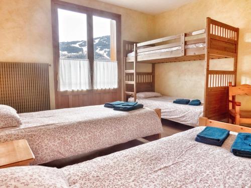 una habitación con tres literas y una ventana en appartement dans maison indépendante100M2 avec vue exceptionnelle, en Bozel