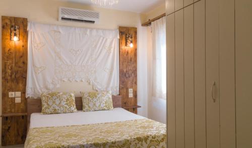 Schlafzimmer mit einem Bett und einem Fenster in der Unterkunft Athor Villa in Sitia