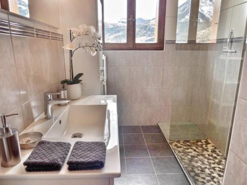 Un baño con lavabo y ducha en appartement dans maison indépendante100M2 avec vue exceptionnelle, en Bozel