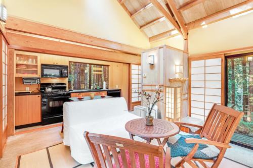 Sala de estar con cama blanca y mesa en The Tea House en Sea Ranch