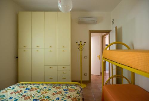 Appartamenti Mimi tesisinde bir odada yatak veya yataklar