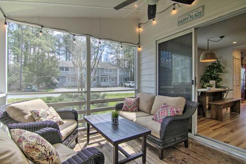 Χώρος καθιστικού στο 1 Mi to Beach and Boardwalk Family Townhome