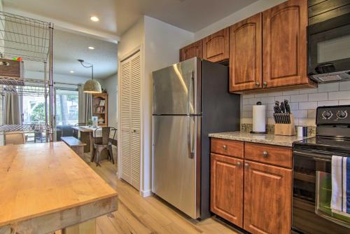 Η κουζίνα ή μικρή κουζίνα στο 1 Mi to Beach and Boardwalk Family Townhome