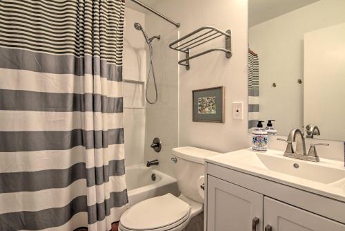 Ένα μπάνιο στο 1 Mi to Beach and Boardwalk Family Townhome