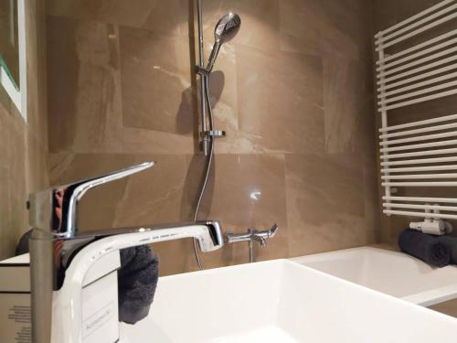 bagno con doccia e lavandino di Deluxe Parkapartment Vienna City Center - free parking! a Vienna