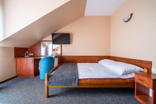 a bedroom with a bed and a desk and a chair at Willa Horn in Władysławowo