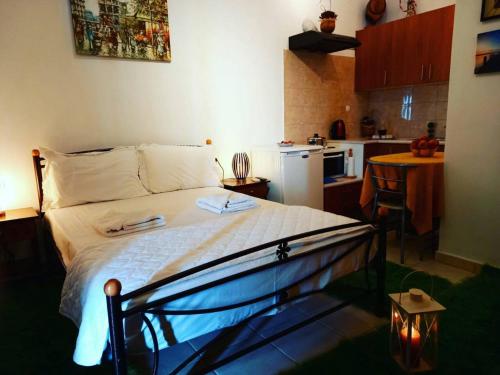 a small bedroom with a bed and a kitchen at ενοικιαζομενα δωματια πηλιο διονυσια in Sikí