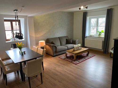 a living room with a couch and a table at 3 Zimmer Ferienwohnung Waitzingers in Landsberg am Lech