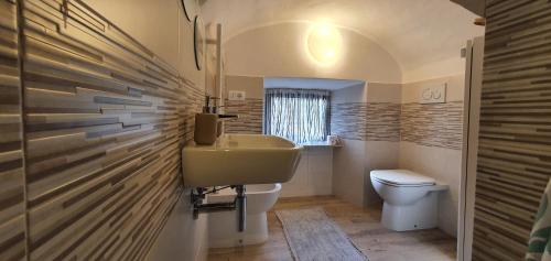 bagno con lavandino e servizi igienici di La Casa degli Archi a Tavarone