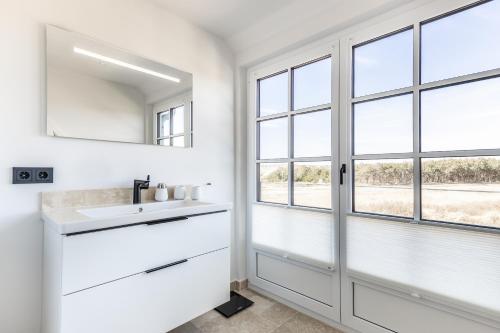 ラントゥムにあるHaus Dikhusの白いバスルーム(シンク、窓付)
