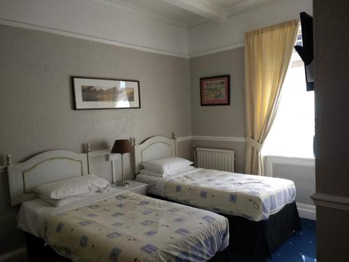 Tempat tidur dalam kamar di Chadwick House Hotel