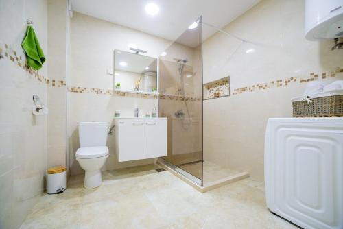 ein Badezimmer mit Toilette und Glasdusche in der Unterkunft HAPPY HOME in Tivat