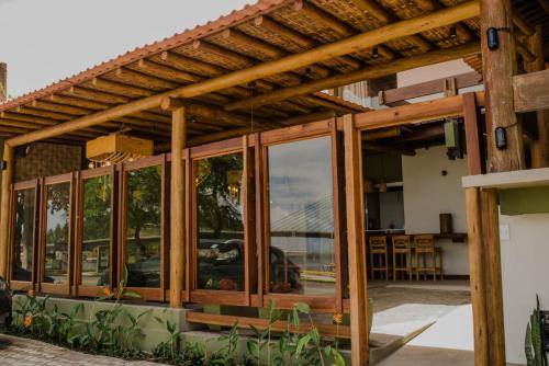 une pergola en bois sur le côté d'une maison dans l'établissement Pousada Pier do Pontal, à Ilhéus