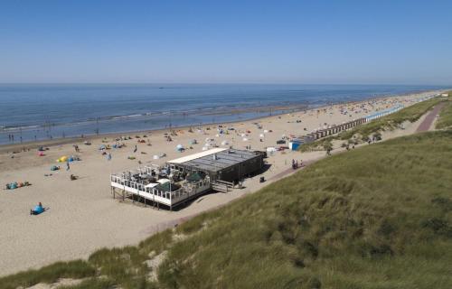 En strand i nærheden af feriehuset