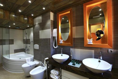 Bilik mandi di Hotel Boutique Palacio de la Serna