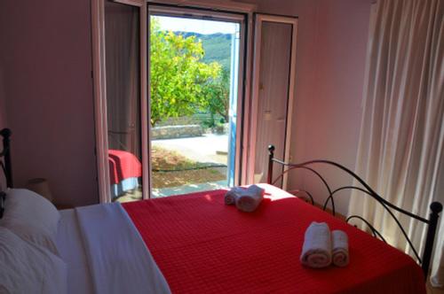 カト・ザクロスにあるAlkioni Sea View Apartmentのベッドルーム1室(赤い毛布の上にスリッパを用意したベッド1台付)