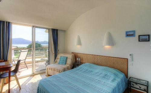 1 dormitorio con 1 cama y balcón en Appartement 2 pièces Pied dans l'eau, en Porto Vecchio