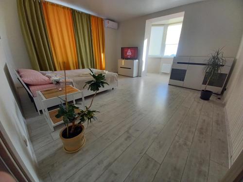 uma sala de estar com uma cama e uma mesa em Апартаменти люкс в центрі, на вулиці Набережна,10 з парковкою em Lutsk