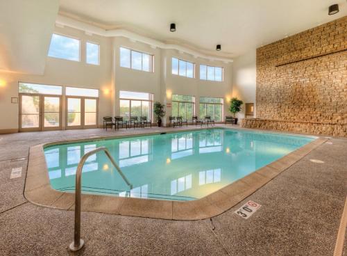 a large indoor swimming pool with a brick wall at WorldMark Galena in Galena