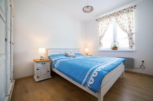 Un pat sau paturi într-o cameră la Domčeky Sabinka a Melinka
