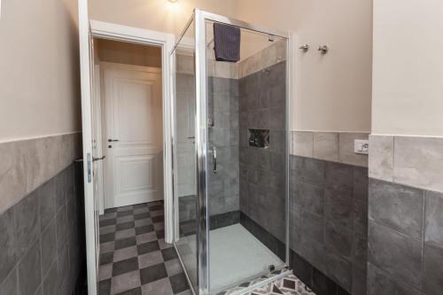 eine Dusche mit Glastür im Bad in der Unterkunft Piccola Emily locazione turistica in Turin