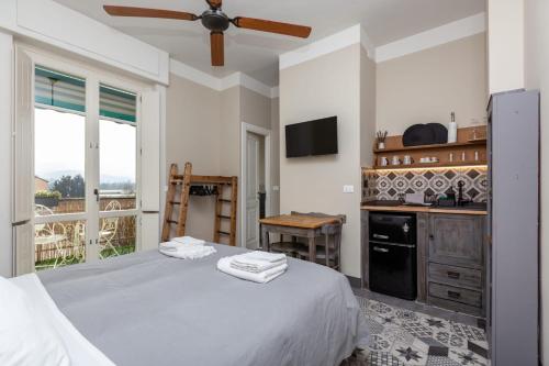 ein Schlafzimmer mit einem Bett und eine Küche mit einem Deckenventilator in der Unterkunft Piccola Emily locazione turistica in Turin