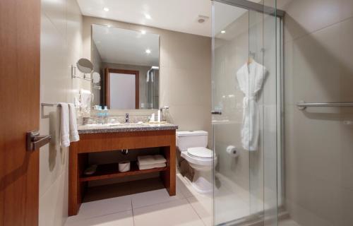 uma casa de banho com um lavatório, um WC e um chuveiro em ZEN Hotel em Quito