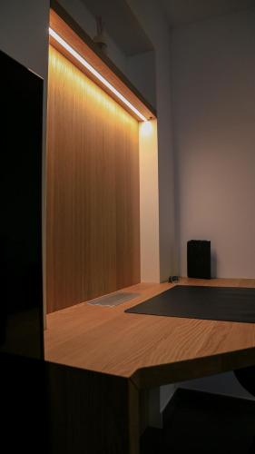 an empty room with a wooden door and a table at Les Pantoufles dans le Pré in Eppeldorf