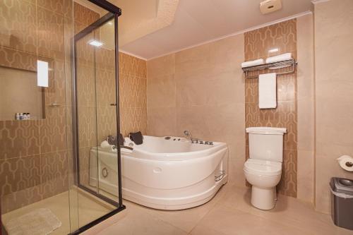 A bathroom at Hotel Sirari By Regina