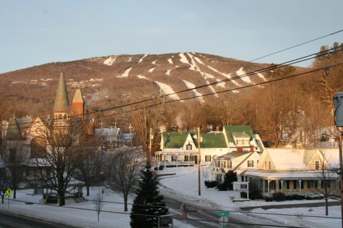 uma cidade com uma montanha coberta de neve ao fundo em The Governor's Inn em Ludlow