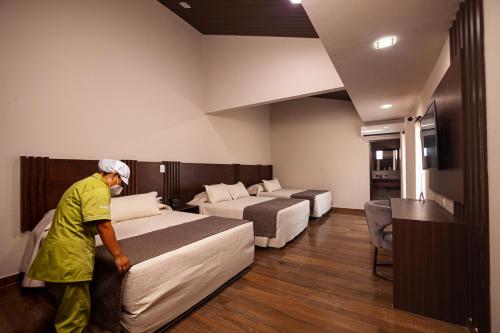 Hotel Sirari By Reginaにあるテレビまたはエンターテインメントセンター