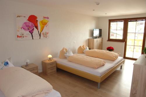 1 Schlafzimmer mit 2 Betten und einem Flachbild-TV in der Unterkunft Krösbacher Hof in Seefeld in Tirol