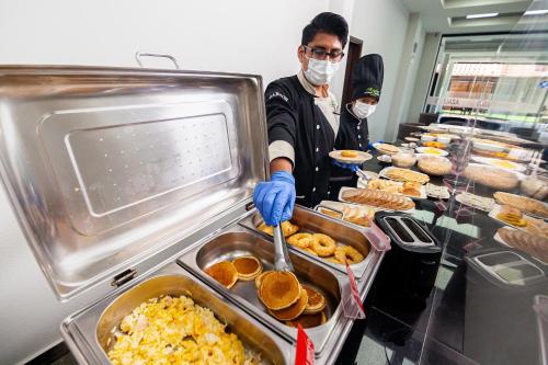 ホテルの敷地内または近くでの食事または食べ物