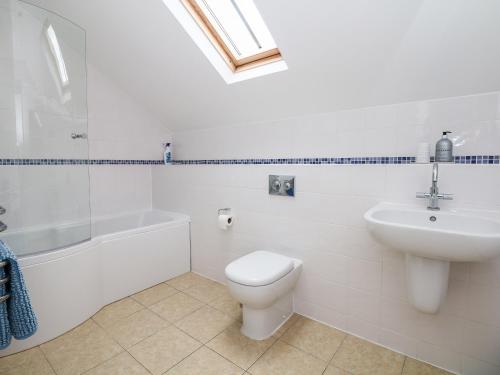 Ένα μπάνιο στο Cholwell Barn Apartment