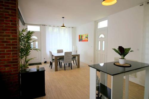 un salon avec une table et une salle à manger dans l'établissement Maison au bord du canal, à Moret-sur-Loing