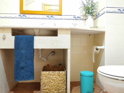 アルマカオ・デ・ペラにあるCharming Beach Apartmentのバスルーム(洗面台、トイレ付)