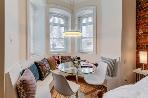 Le 555 Grande allée في مدينة كيبك: غرفة معيشة مع طاولة وكراسي